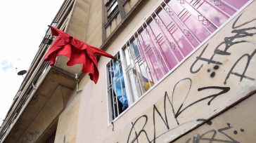 La gente que desesperadamente esperan una ayuda no tienen ni la bandera roja y tienen que izar prendas de vestir.         CRÓNICA GRÁFICA La desesperación se ha […]