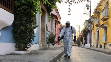 Distrito y empresas privadas complementan desinfección del Centro Histórico y Getsemaní. &nbsp; &nbsp; &nbsp; Diez empresas privadas de Cartagena decidieron unirse para apoyar las labores de desinfección del Distrito en [&hellip;]