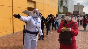 La afluencia de público a Bancos, Supermercados y Centros Comerciales crece a diario, los visitantes no respetan los protocolos por eso los guardas están dotados de guantes, tapabocas,  con trajes [&hellip;]