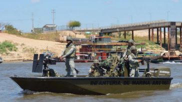 La primera versión de los militares fue que la  corriente del río arrastró las embarcaciones, cargadas de armamentos para las Fuerzas Militares, a Venezuela.     MADURO DICE QUE ENTREGA […]