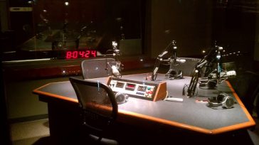 En Colombia, el presidente Miguel Abadía Méndez, inaugura – 28 años más tarde – la primera radiodifusora estatal, llamada HJN. Meses después nacería la de La Voz de Barranquilla, la [&hellip;]