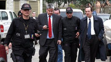 La justicia en Colombia no es imparcial «en Colombia se convirtió en costumbre quitarse los enemigos políticos con testigos falsos», dice Iván Moreno.  &nbsp; &nbsp; &nbsp; &nbsp; Con el exsenador Iván Moreno,hay un [&hellip;]