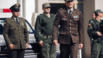 Óscar Naranjo continúa planeando la caída de Manuel Abadía. En secreto, planea instalar dispositivos de seguimiento en el vehículo del Muelas, mano derecha de Abadía, en el momento en que [&hellip;]