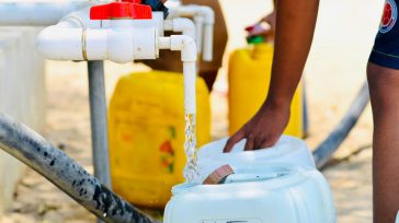 Agua potable. &nbsp; &nbsp; &nbsp; &nbsp; La Fundación Catalina Muñoz y la marca Ceresit entregaron 452 kits de alimentación y aseo a familias que estén en situación de riesgo debido [&hellip;]