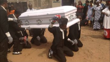 Los ataúdes son levantados al ritmo de la música por un grupo de bailarines que realizan una coreografía antes del entierro.       En Ghana, en África Occidental, los entierros empiezan […]