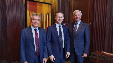 De izquierda a derecha: el profesor Christoph Loch, director de Cambridge Judge Business School; Badr Jafar, patrono fundador del Centro de Filantropía Estratégica; y el profesor Stephen Toope, vice rector [&hellip;]