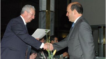 El Embajador Fernando Cardesa García, Jefe de la Delegación de de Unión Europea entrega al ecologista Gerney Ríos González, el Título de Liderazgo Ambiental. &nbsp; &nbsp; &nbsp; &nbsp; El Embajador [&hellip;]