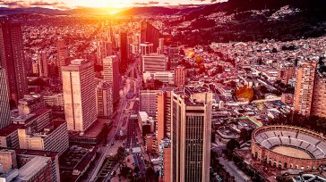 Bogota entró bajo estrictas medidas. Las Ucis alcanzan el 62 por ciento de ocupación . Inminente la declaratoria de la alerta roja en la capital de la República, cuando alcance el  [&hellip;]