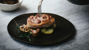 TOURNEDÓ DE CORDERO  &nbsp; Josefina Urrutia de Brigard Los Galenos es el restaurante más elegante de Bogotá y tal vez de Colombia. Luces por doquier, copas resplandecientes, brillo en las [&hellip;]