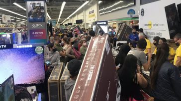 La imagen de la locura patrocinada por el gobierno nacional. Miles de personas resultaron contagiadas. Quien responde: nadie.  &nbsp; &nbsp;  Antes del día sin IVA el 50% de los colombianos [&hellip;]