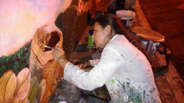 Mónica Lorena, siempre inspirada canta con sus pinceles y resalta los valores culturales, raíces y tradiciones propias de esta tierra, los muros y paredes. &nbsp;   Wilfer Ulises García Pinzón [&hellip;]