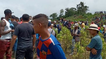 Un grupo de militares compuesto por un capitán, dos sargentos, dos cabos y 35 soldados profesionales,  fueron rodeados por la comunidad que les exigió salir del corregimiento San Juan del [&hellip;]