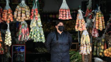 La falta de recursos económicos obligó a la gente de Bogotá  a trabajar en diferentes actividades desafiando el contagio de la COVID-19. &nbsp;