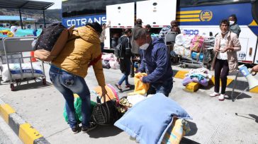Venezolanos que vienen de otras regiones colombianas llegan a Bogotá rumbo a Venezuela, pero las autoridades no les aprueban la respectiva autorización.       Ciudadanos venezolanos denunciaron que las […]