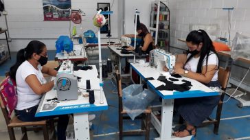 Elaboración de tapabocas por mujeres cabeza de familia &nbsp; Estas dos empresas mineras incentivan la economía local de los municipios donde tiene presencia desde el comienzo de la pandemia, a través [&hellip;]