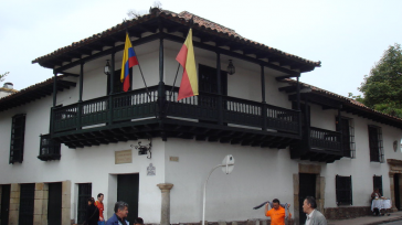 La casa, localizada en la carrera séptima con calle 11, frente a la catedral Primada de Bogotá y diagonal a la Plaza de Bolívar, se ha mantenido casi que intacta. [&hellip;]