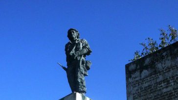 Conjunto escultórico levantado por el escultor José Delarra, dedicado a Ernesto «Che» Guevara     Texto y foto Lázaro David Najarro Pujol Santa Clara, Cuba.-La ciudad de Santa Clara fue […]