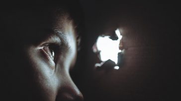 Un nuevo caso de abuso sexual salpicó la Iglesia Católica, en el departamento del Meta. Cinco sacerdotes adscritos a la Arquidiócesis de Villavicencio fueron denunciados por su presunta responsabilidad en el delito de abusos [&hellip;]