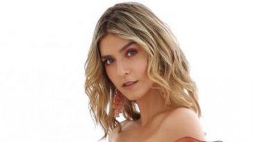 elfantasmaprimicia@gmail.com LAURA TOBÓN Laura Tobón Yepes a sus 30 añitos se desempeña como una modelo, periodista, youtuber y empresaria colombiana.Luego de su paso por la televisión decidió abrir su propio [&hellip;]