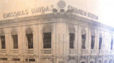 La inauguración con carácter de prueba, experimental de la emisora  se cumplió el 8 de diciembre de 1929 en un salón ubicado en la carrera Líbano entre las calles 53 [&hellip;]