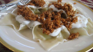 Se trata de un plato con bolas de masa rellenas de puerros, cubierto con qorot de ajo y menta o una salsa de yogur de ajo y una salsa de [&hellip;]