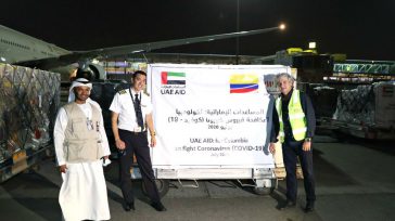 El embajador de Colombia en Emiratos Árabes, Jaime Amín -a la derecha-, durante el proceso de carga de la ayuda médica en el aeropuerto de Abu Dhabi. (WAM).     […]