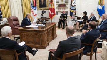 Balance de el coronavirus en Estados Unidos hizo el presidente Trump y sus colaboradores. Las caras largas reflejan cómo el virus a puesto hasta el riesgo la reelección del jefe del [&hellip;]