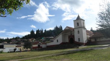 El pueblo de Sutatausa y su iglesia.  &nbsp; &nbsp; Rafael Camargo Orbedatos Agencia de Noticias La Registraduría Nacional anunció que este 30 de agosto se realizarán las elecciones atípicas, en medio de [&hellip;]