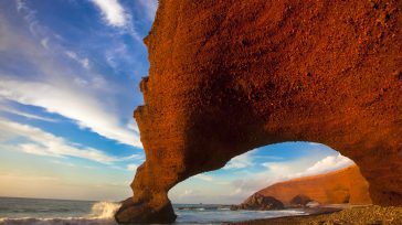 Se puede pasear por la playa curvada de Legzira o explorar las callejuelas blancas y azules de uno de los lugares más atractivos del sur de Marruecos. El mejor momento […]