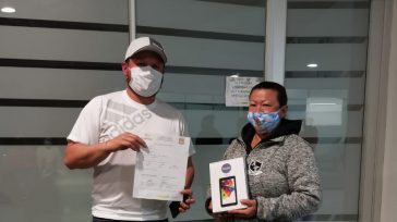 El alcalde de Chipaque,  Camilo Pardo, entrega a la comunidad tablets a la comunidad.  Anggie Daniela Garciia  Chipaque-Cundinamarca Orbedatos Agencia de Noticias Decenas de tablets fueron donadas por la alcaldía [&hellip;]