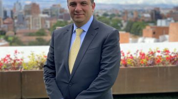 Carlos Ernesto Camargo Assis &nbsp; &nbsp; Javier Sánchez Orbedatos Agencia de Noticias La Cámara de Representantes eligió a Carlos Camargo como el nuevo defensor del Pueblo. Camargo recibió 140 votos por parte [&hellip;]