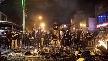   Así se vive en las calles de Bogotá en protesta por la brutalidad policíaca.    Declaración del Portavoz  de la Unión Europea sobre violencia en Colombia tras la muerte […]