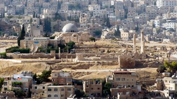 La Ciudadela de Amán es un lugar histórico nacional situado en el centro de Amán Jordania Denominada en árabe Jabal al-Qal’a,  esta colina con forma de L es una de las siete jabals que componían originalmente Amán. Se […]