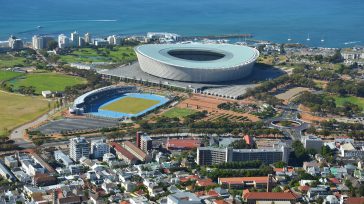 Sector del nuevo estadio de Ciudad del Cabo junto al antiguo estadio Green Point. &nbsp; &nbsp;