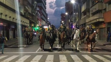 En Medellín varios agentes del ESMAD salieron a caballo para enfrentar a los manifestaciones de protesta.  Orbedatos Agencia de Noticias Una ola de protesta se presenta en Colombia ante la […]