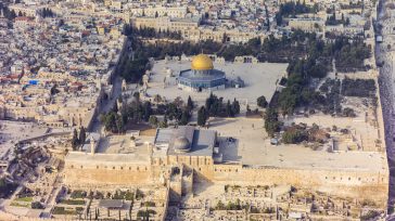 Jerusalén       Jerusalén es la capital de Israel y su ciudad más grande y poblada del país. Situada en los montes de Judea, entre el mar Mediterráneo y la ribera norte del mar Muerto, se ha extendido bastante […]