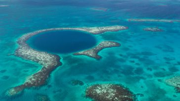 No te cansarás de observarlo: parece que la naturaleza dejó caer desde el cielo una sola gota de color azul sobre el mar y se tiñeron colores infinitos dentro de él. […]