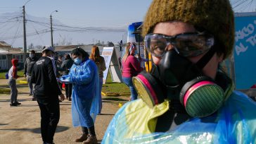 La gente protegida con tapabocas, mascaras, trajes anti-fluidos, entre otros se volvió a la normalidad en Colombia. Buena parte tiene temor por un contagio masivo por la salida a la […]