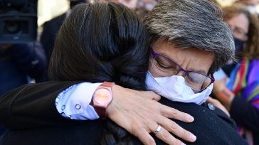 La alcaldesa Claudia López llora con los familiares de las victimas de la masacre de Bogotá.     «No hay que militarizar Bogotá, hay que desmilitarizar la policía»     […]