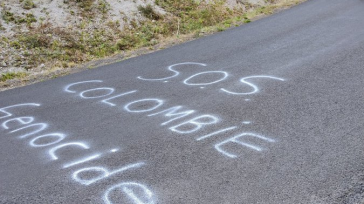 En las carretera de Francia se denuncia a través de letreros el genocidio que se vive en Colombia. Diez personas han sido muertas la bala por la policía colombiana, durante […]