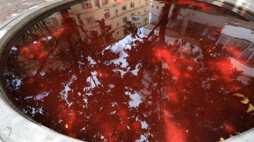 Confidencias: ALTA TENSIÓN   MASACRES EN COLOMBIA El Eje Ambiental se tiñó de rojo. Como una manifestación en contra de las masacres en Colombia, usando pigmentos naturales, artistas tiñeron el […]