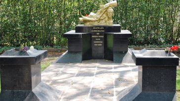 Sepulcro de Agustín Lara en la Rotonda de las Personas ilustres de México. &nbsp; &nbsp; Guillermo Romero Salamanca Componía en un piano. Su voz era suave y ronca, pero impactaron [&hellip;]