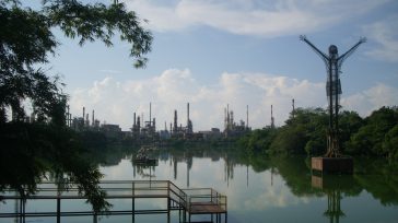 El Cristo Petrolero, estructura ubicada en la ciénaga Miramar. Al fondo se puede apreciar parte de la Refinería de Barrancabermeja.