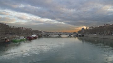 Lyon es una ciudad francesa ubicada en el sureste de Francia, en la confluencia de los ríos Ródano y Saona, antiguamente conocida en español como León de Francia. Sede del consejo de […]