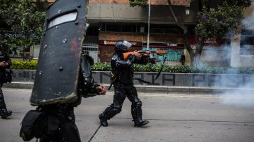 Instante que un capitán del Esmad dispara su escopeta contra la cabeza del estudiante Dilian Cruz, quien muere por la agresión policial.       Rafael Camargo  Orbedatos Agencia de […]