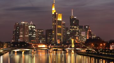  Frankfurt  es un centro económico y financiero importante en Europa.​ La ciudad aloja al Banco Central Europeo (BCE), al Deutsche Bundesbank, a la Bolsa de Fráncfort y a la Messe Frankfurt, esta última, sede […]