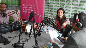 La ministra de las TIC, Karen Abudinen, durante una entrevista en una de las emisoras comunitarias. &nbsp; &nbsp; Orbedatos Agencia de Noticias  «Con el apoyo del Congreso, 356 emisoras serán beneficiadas, [&hellip;]
