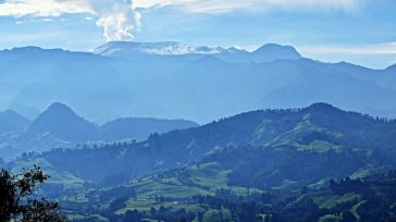 Manizales ubicada sobre la Cordillera Central de los Andes, cerca del Nevado del Ruiz . Tiene una población de 534,403 habitantes.Paisaje montañoso característico de la ciudad. Se puede ver el Nevado del [&hellip;]