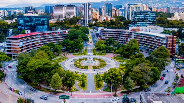 La Ciudad de Guatemala es la ciudad más grande y cosmopolita de Centroamérica, y cuyo nombre oficial es Nueva Guatemala de la Asunción; es considerada como la capital  y sede de los poderes gubernamentales […]