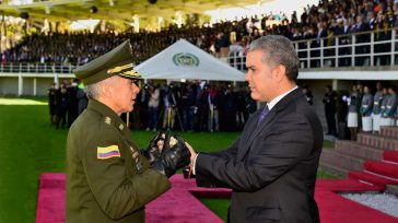 El director de la Policía Nacional, general Oscar Atehortúa, recibe el bastón de mando de manos del presidente Iván Duque.   Rafael Camargo El inspector de la Policía, general William Salamanca y […]